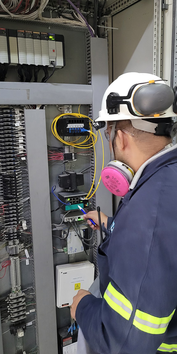 MDS técnico trabajando en campo industrial