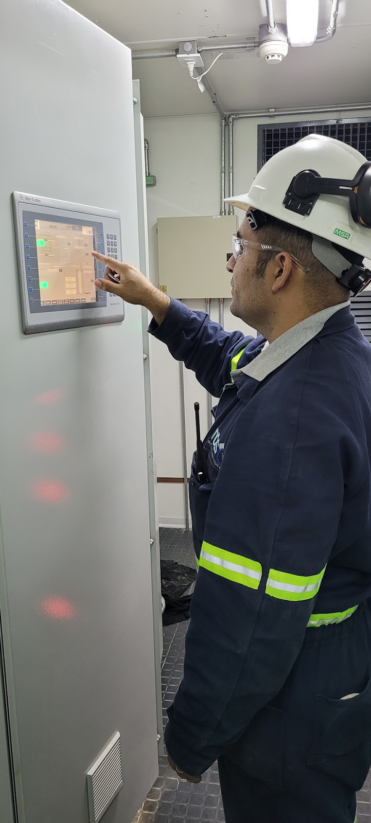 Técnico MDS operando panel HMI